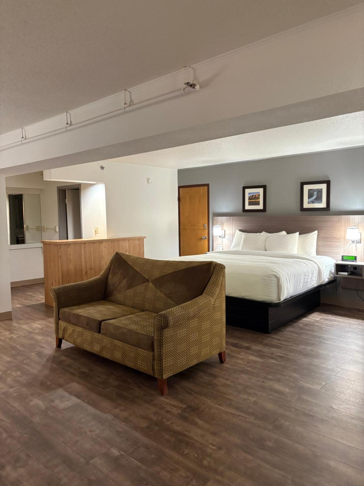 Clarion Inn & Suites And Convention Center 키어니 외부 사진