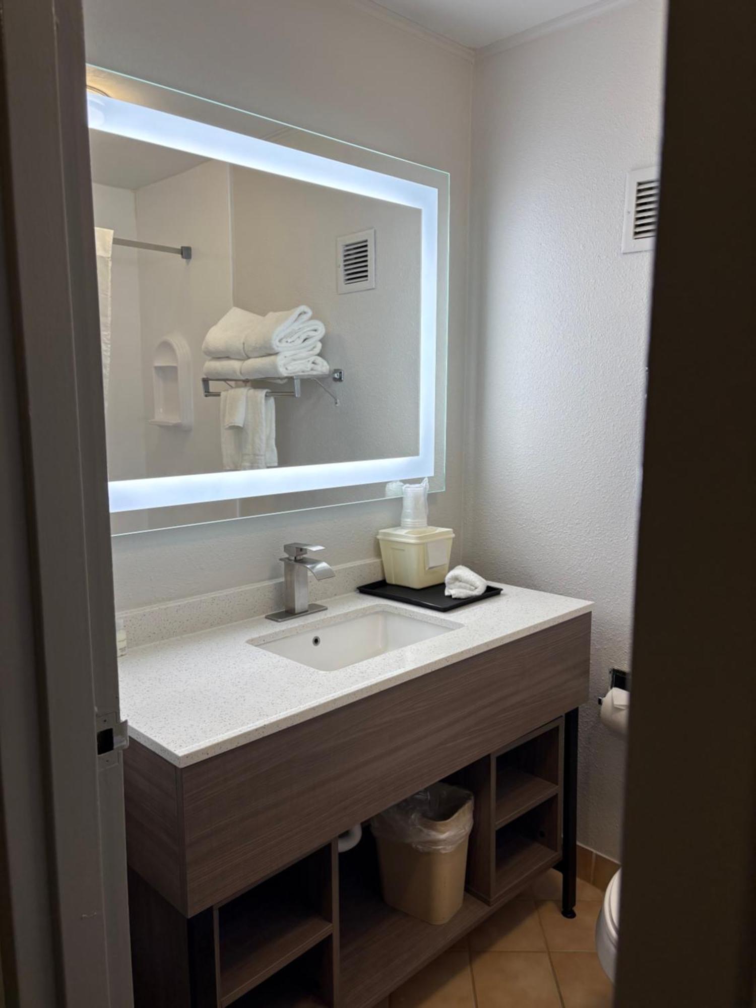 Clarion Inn & Suites And Convention Center 키어니 외부 사진