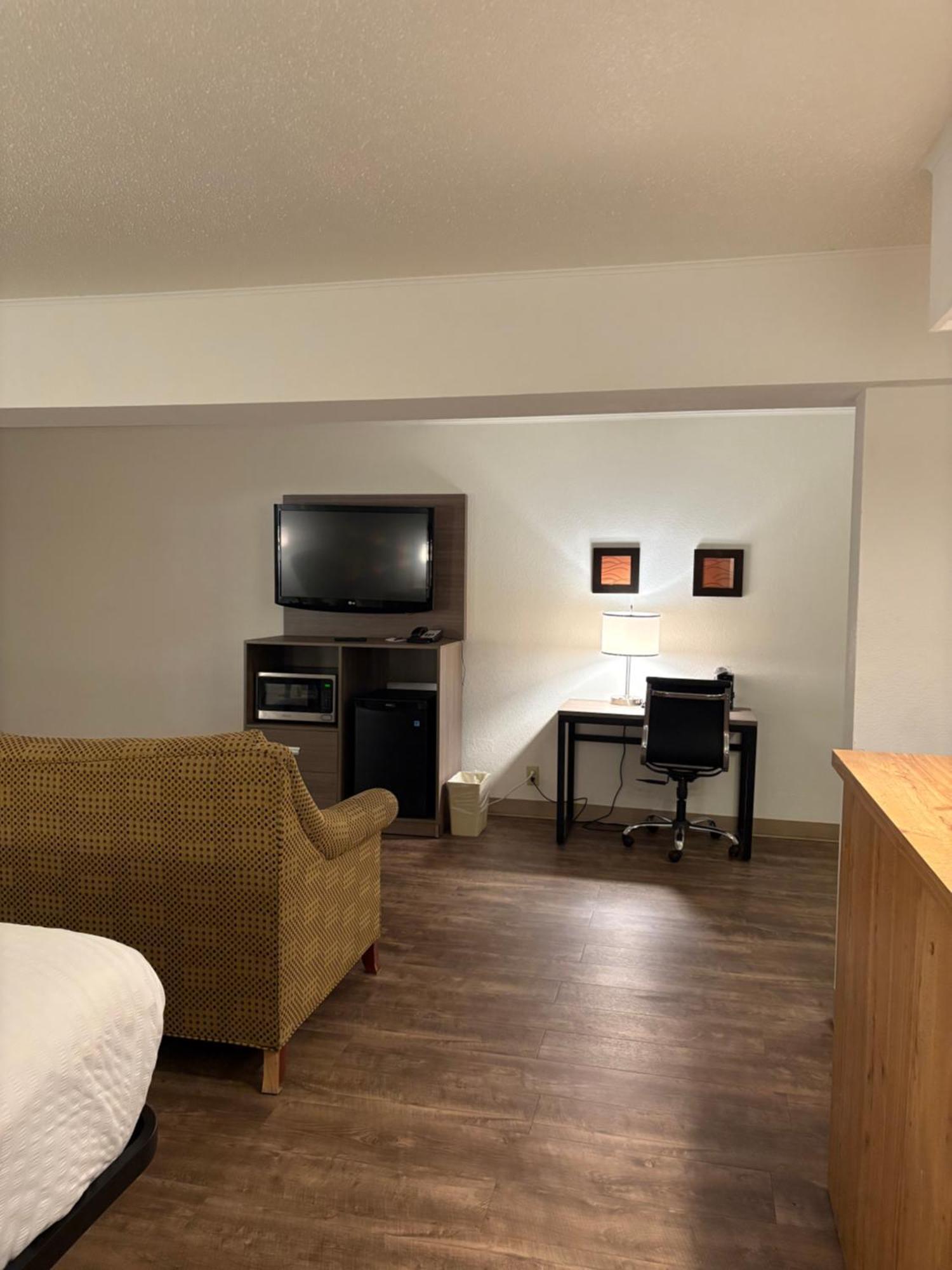 Clarion Inn & Suites And Convention Center 키어니 외부 사진
