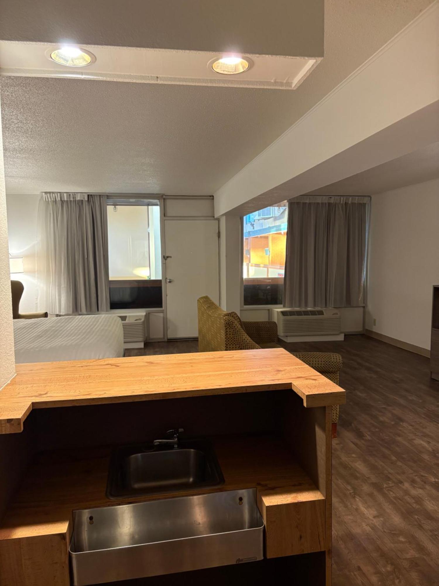 Clarion Inn & Suites And Convention Center 키어니 외부 사진