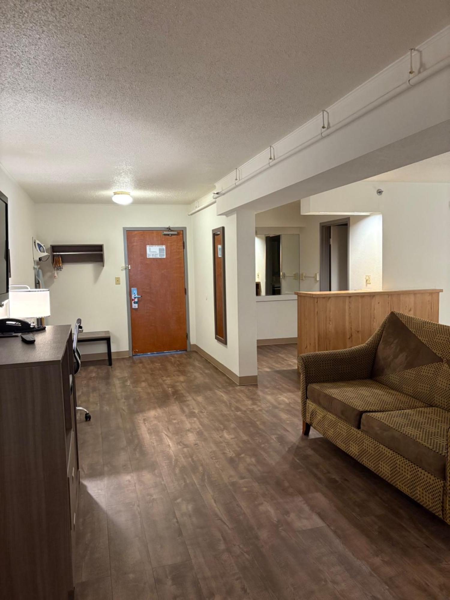 Clarion Inn & Suites And Convention Center 키어니 외부 사진