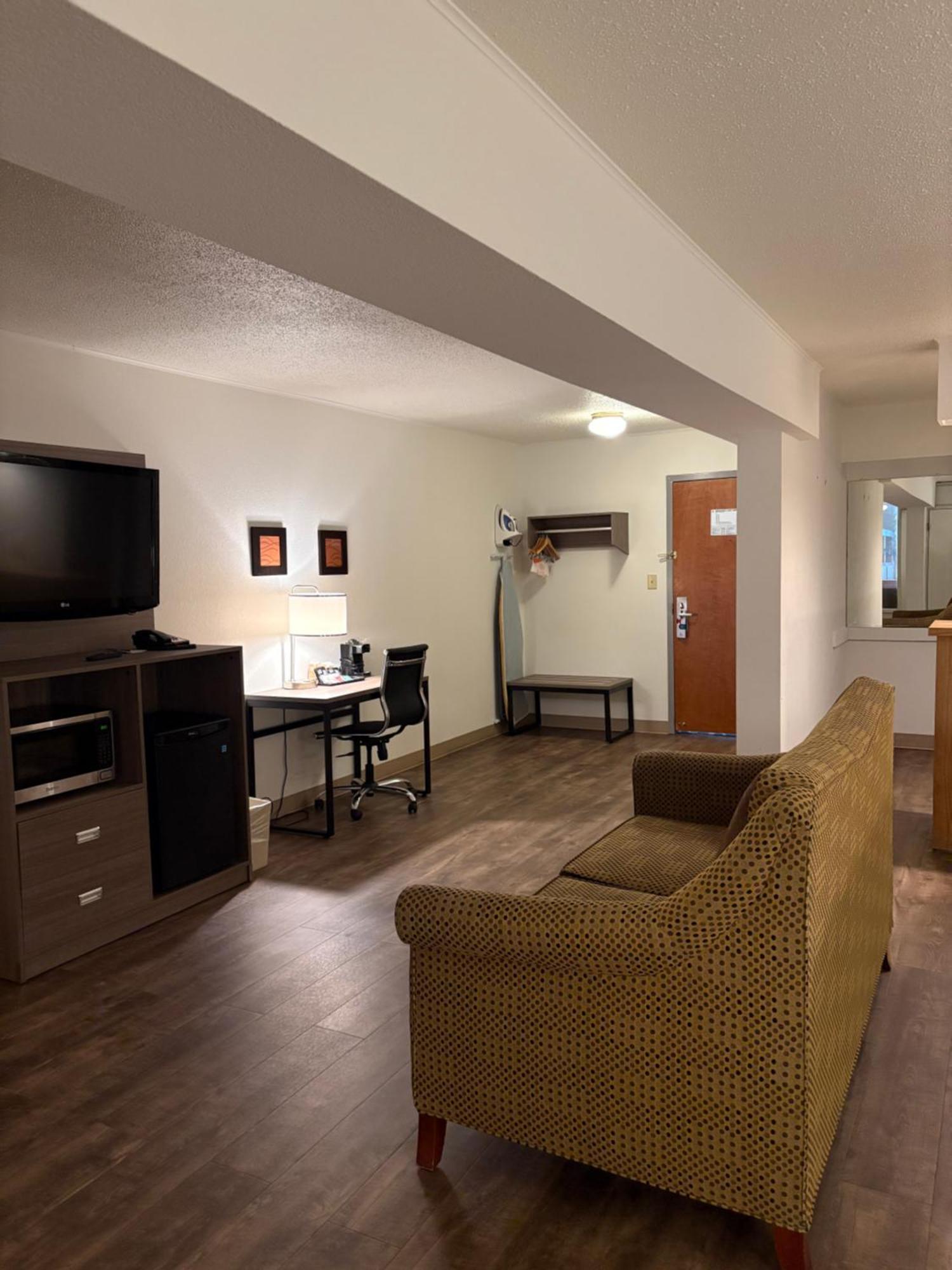 Clarion Inn & Suites And Convention Center 키어니 외부 사진