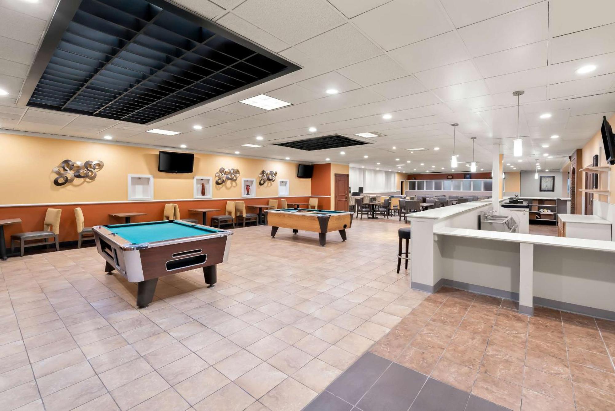 Clarion Inn & Suites And Convention Center 키어니 외부 사진