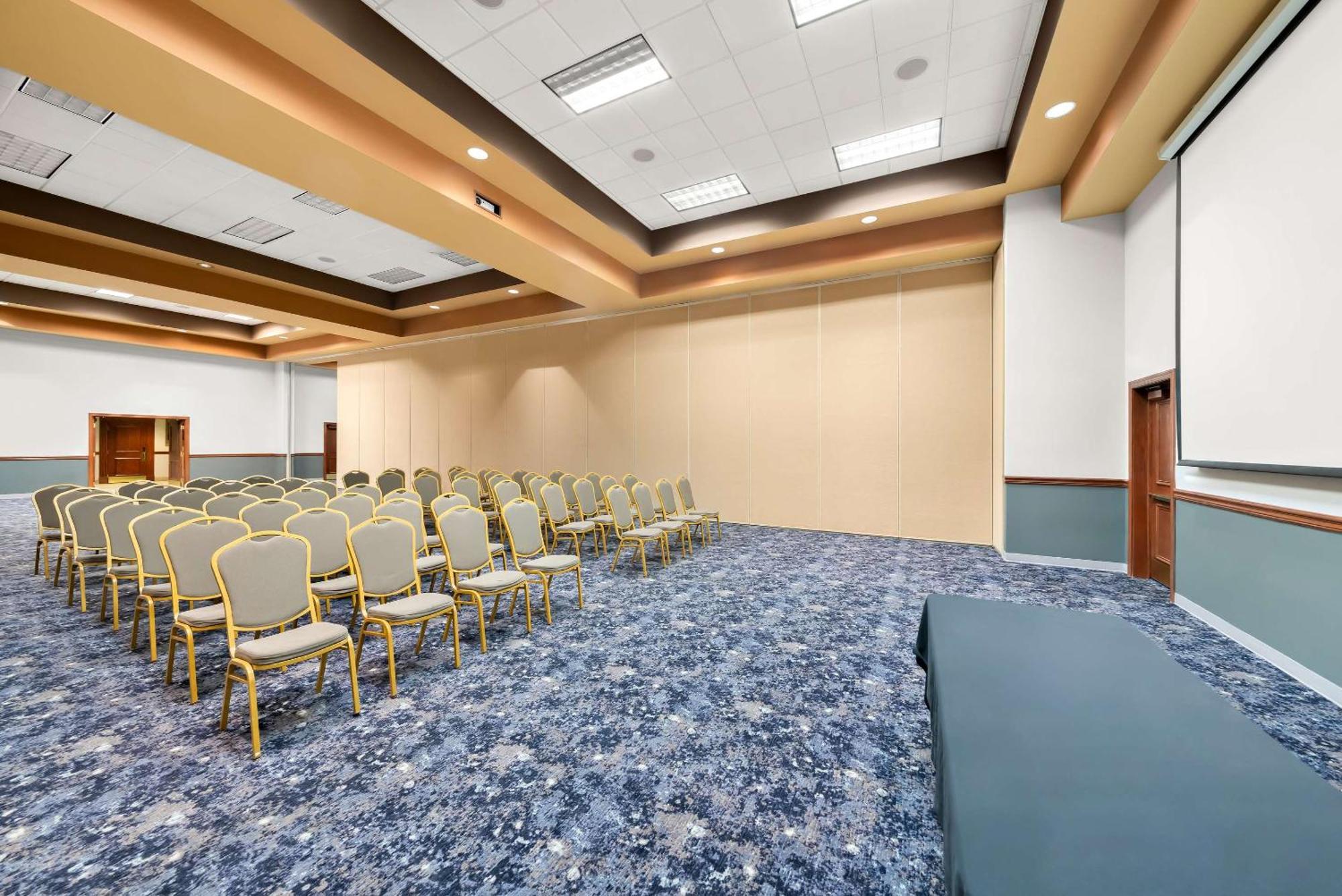 Clarion Inn & Suites And Convention Center 키어니 외부 사진