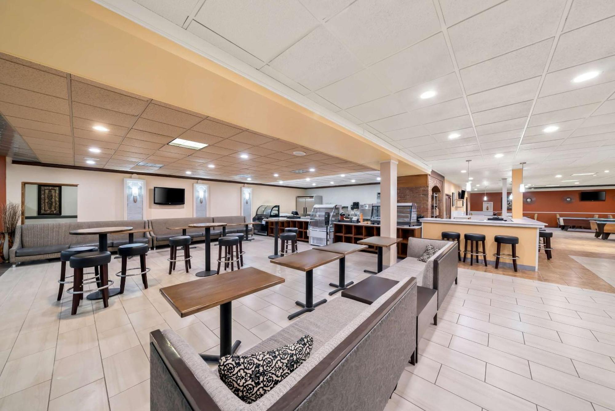 Clarion Inn & Suites And Convention Center 키어니 외부 사진