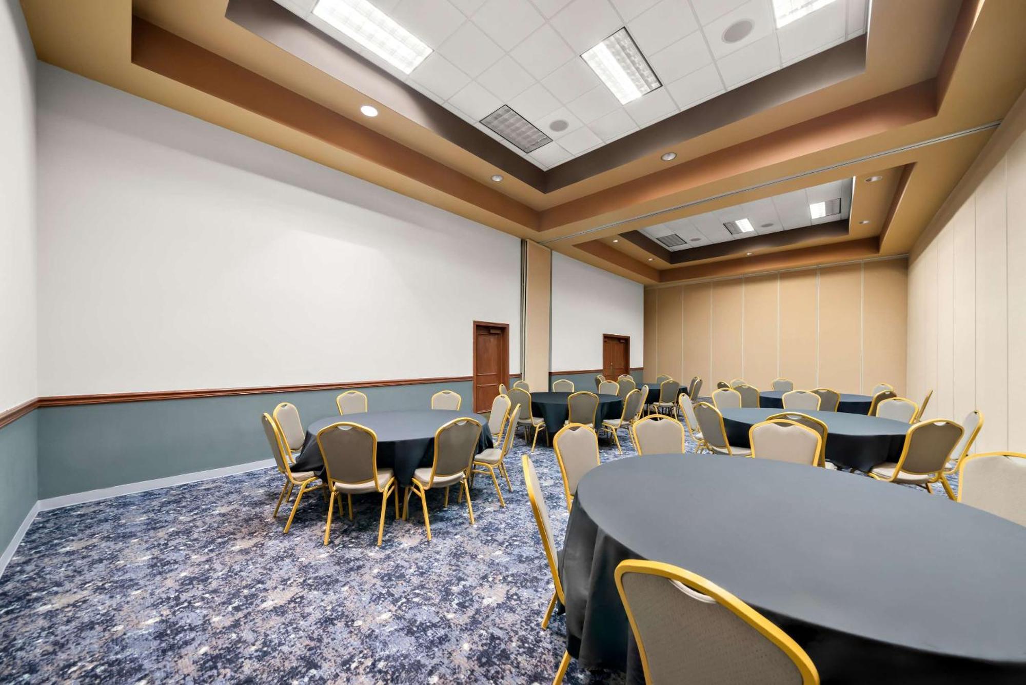 Clarion Inn & Suites And Convention Center 키어니 외부 사진