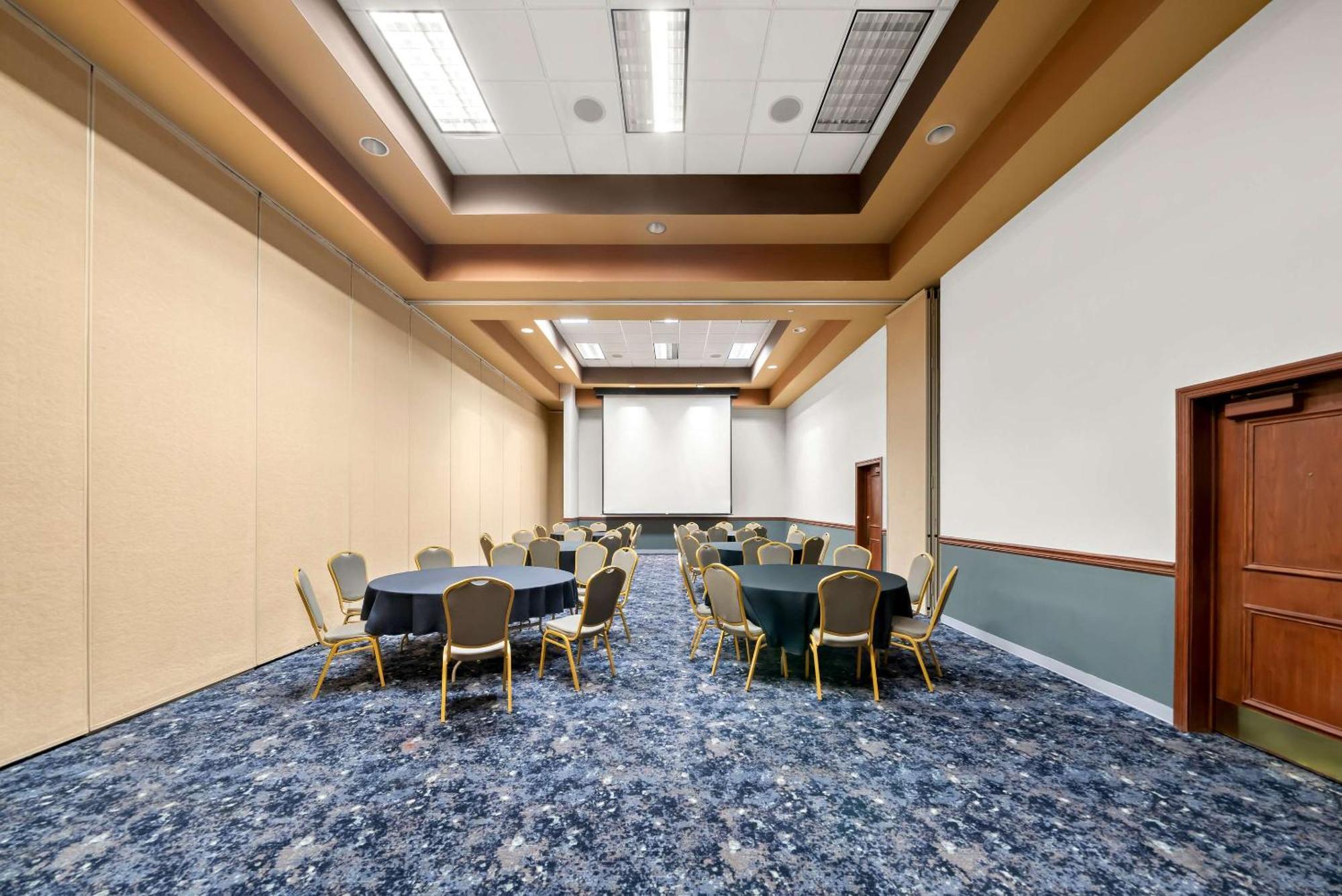 Clarion Inn & Suites And Convention Center 키어니 외부 사진