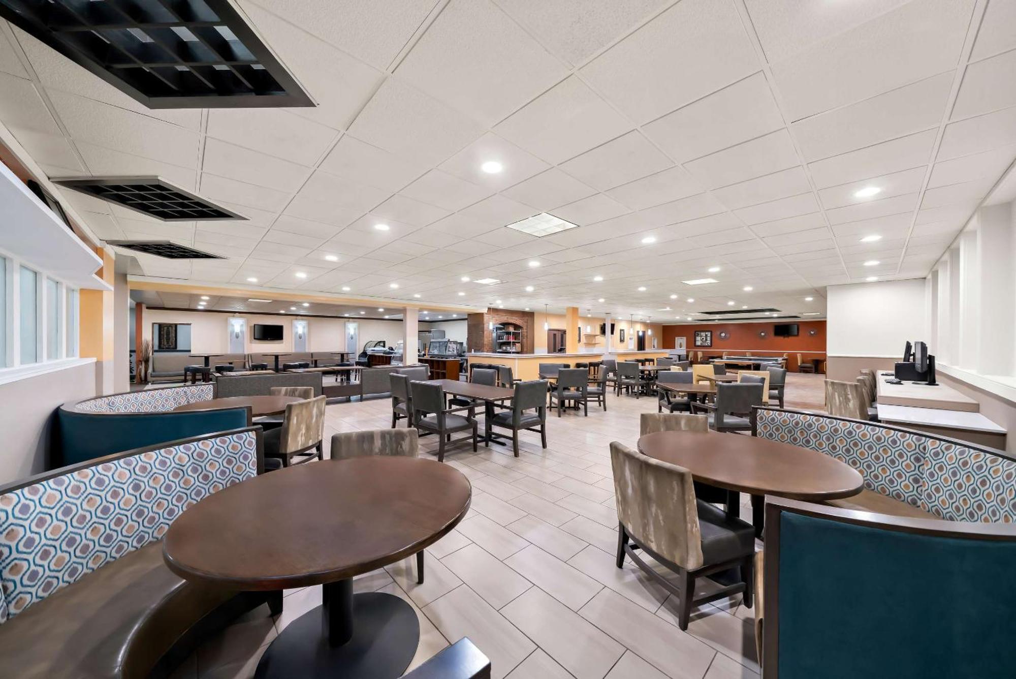 Clarion Inn & Suites And Convention Center 키어니 외부 사진