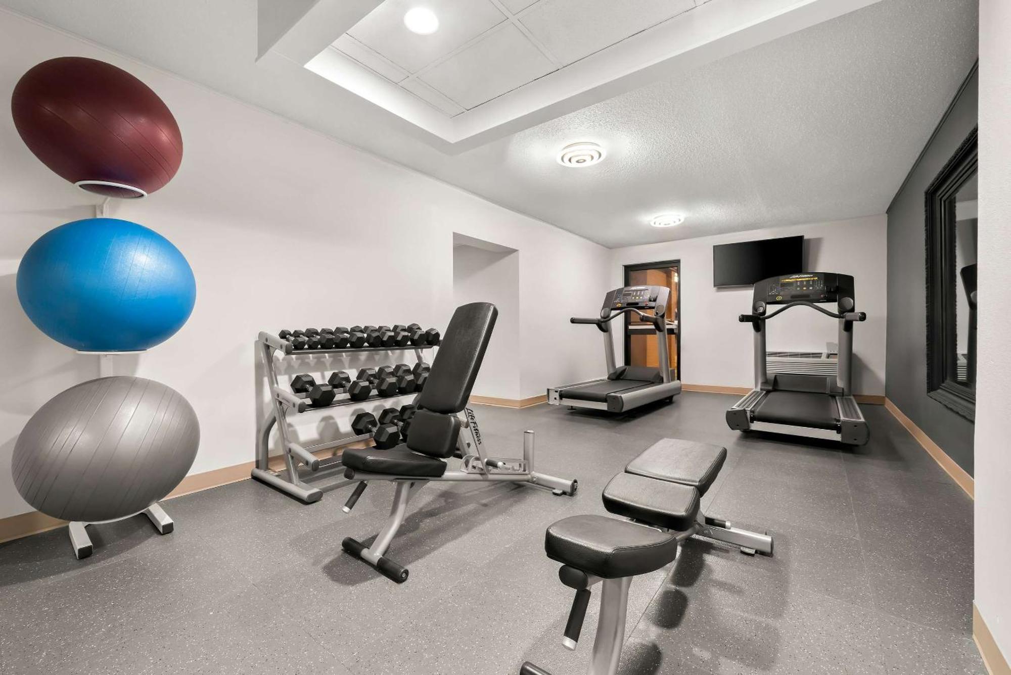 Clarion Inn & Suites And Convention Center 키어니 외부 사진
