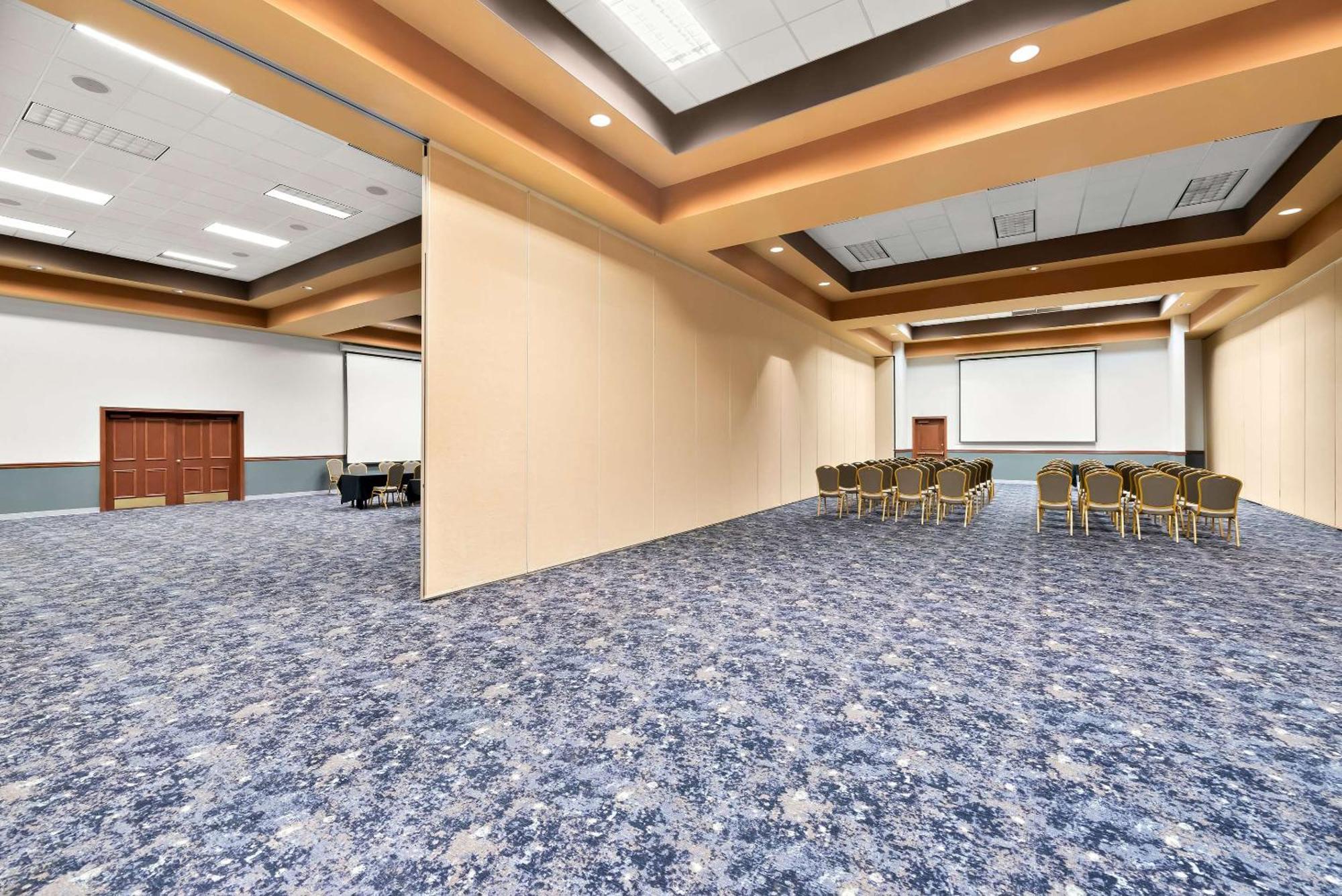 Clarion Inn & Suites And Convention Center 키어니 외부 사진
