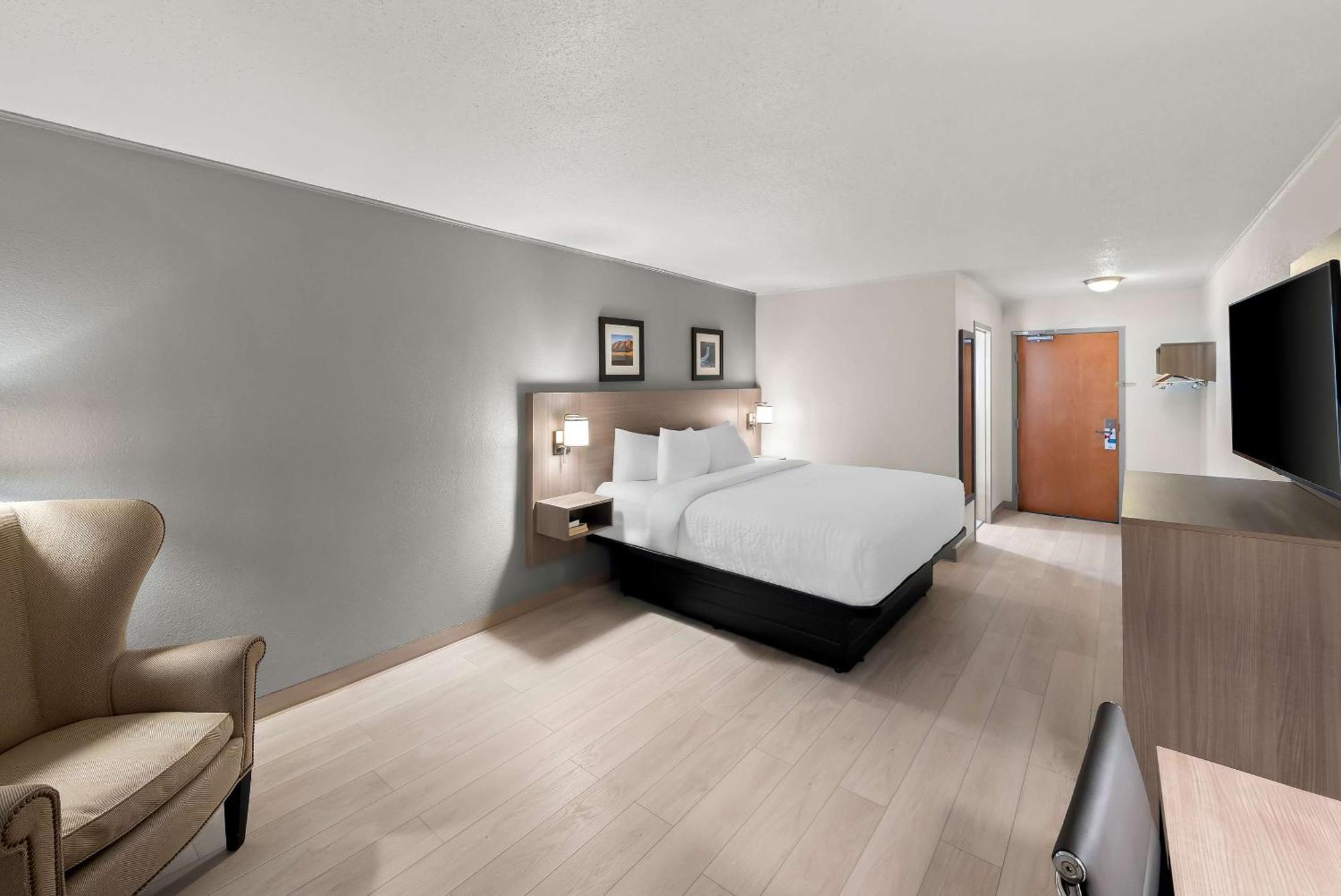 Clarion Inn & Suites And Convention Center 키어니 외부 사진
