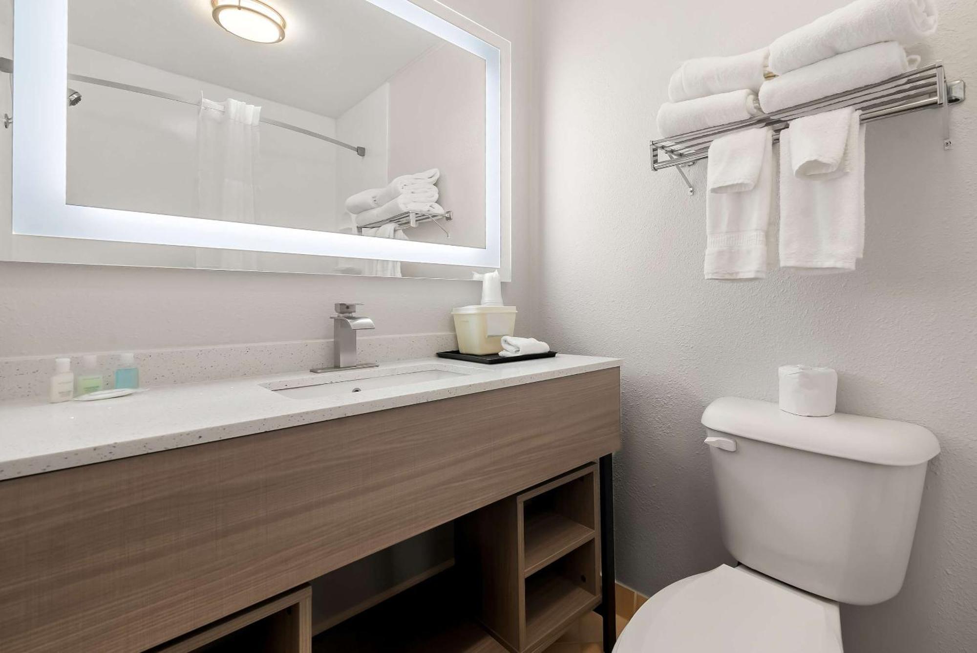Clarion Inn & Suites And Convention Center 키어니 외부 사진