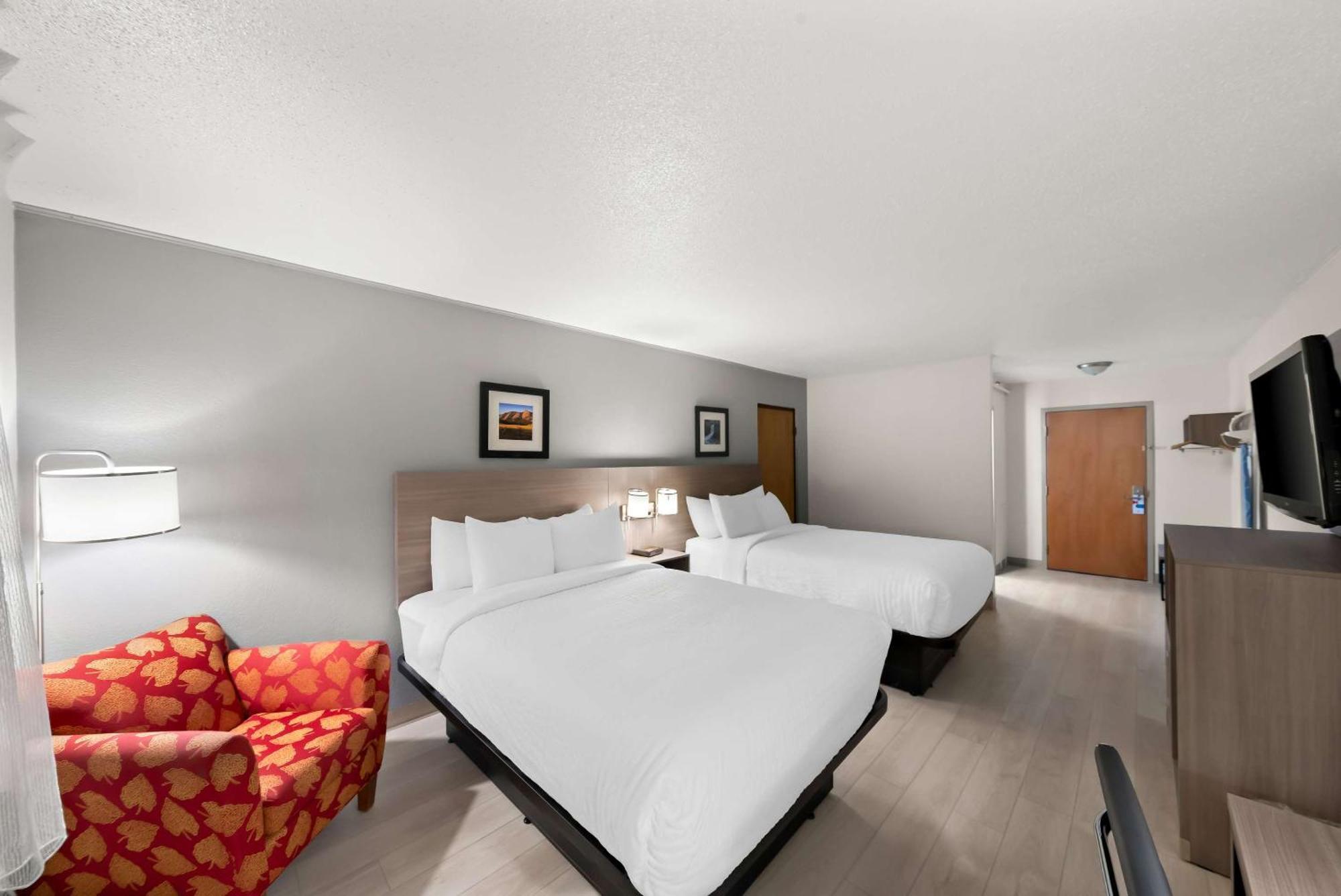 Clarion Inn & Suites And Convention Center 키어니 외부 사진
