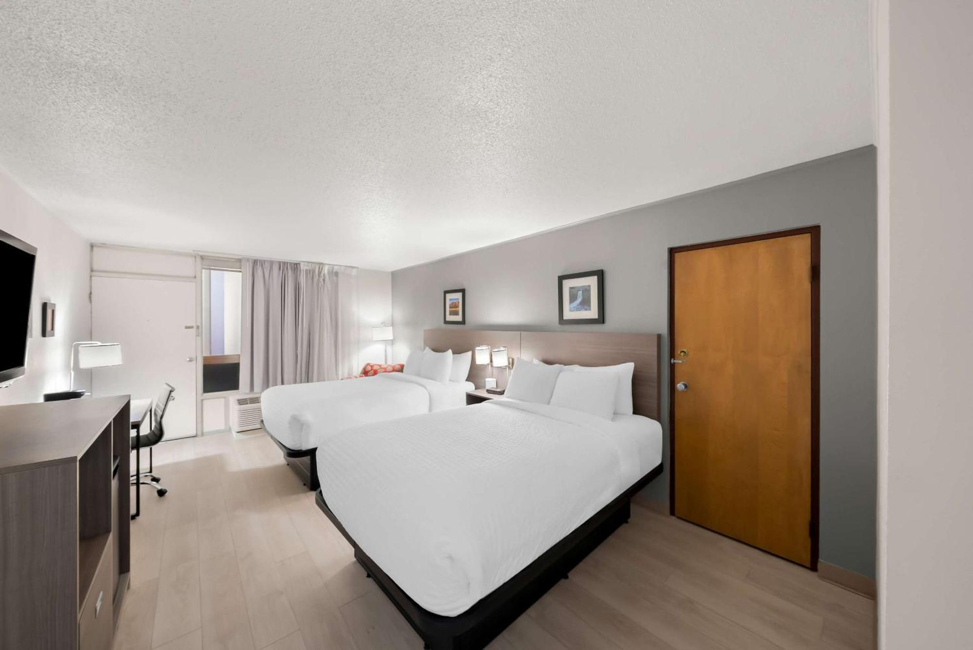 Clarion Inn & Suites And Convention Center 키어니 외부 사진