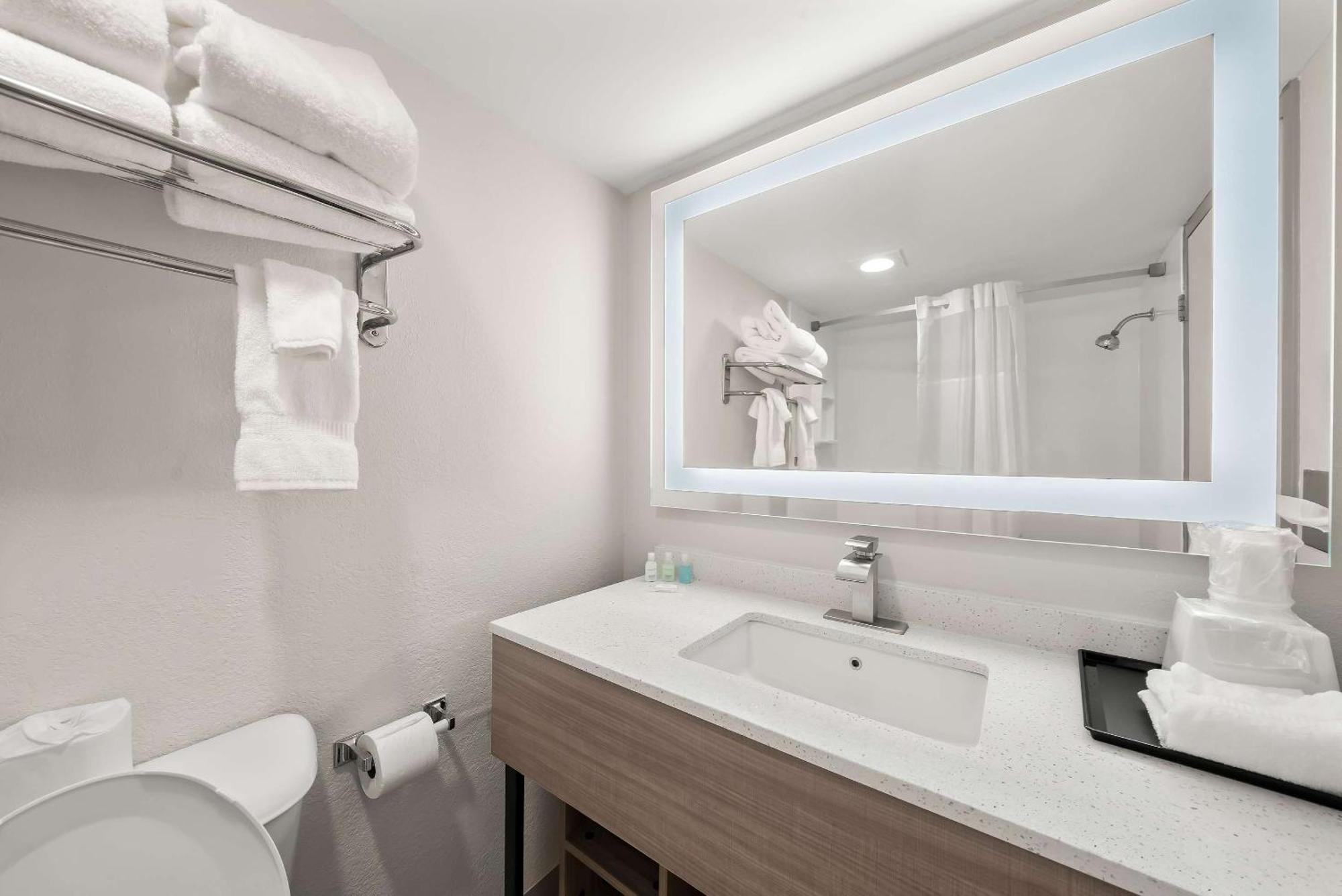 Clarion Inn & Suites And Convention Center 키어니 외부 사진