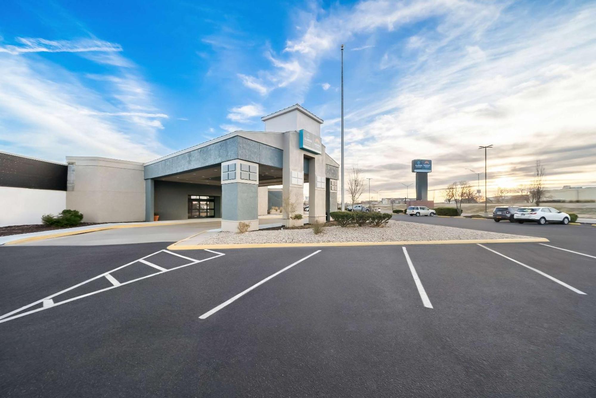 Clarion Inn & Suites And Convention Center 키어니 외부 사진