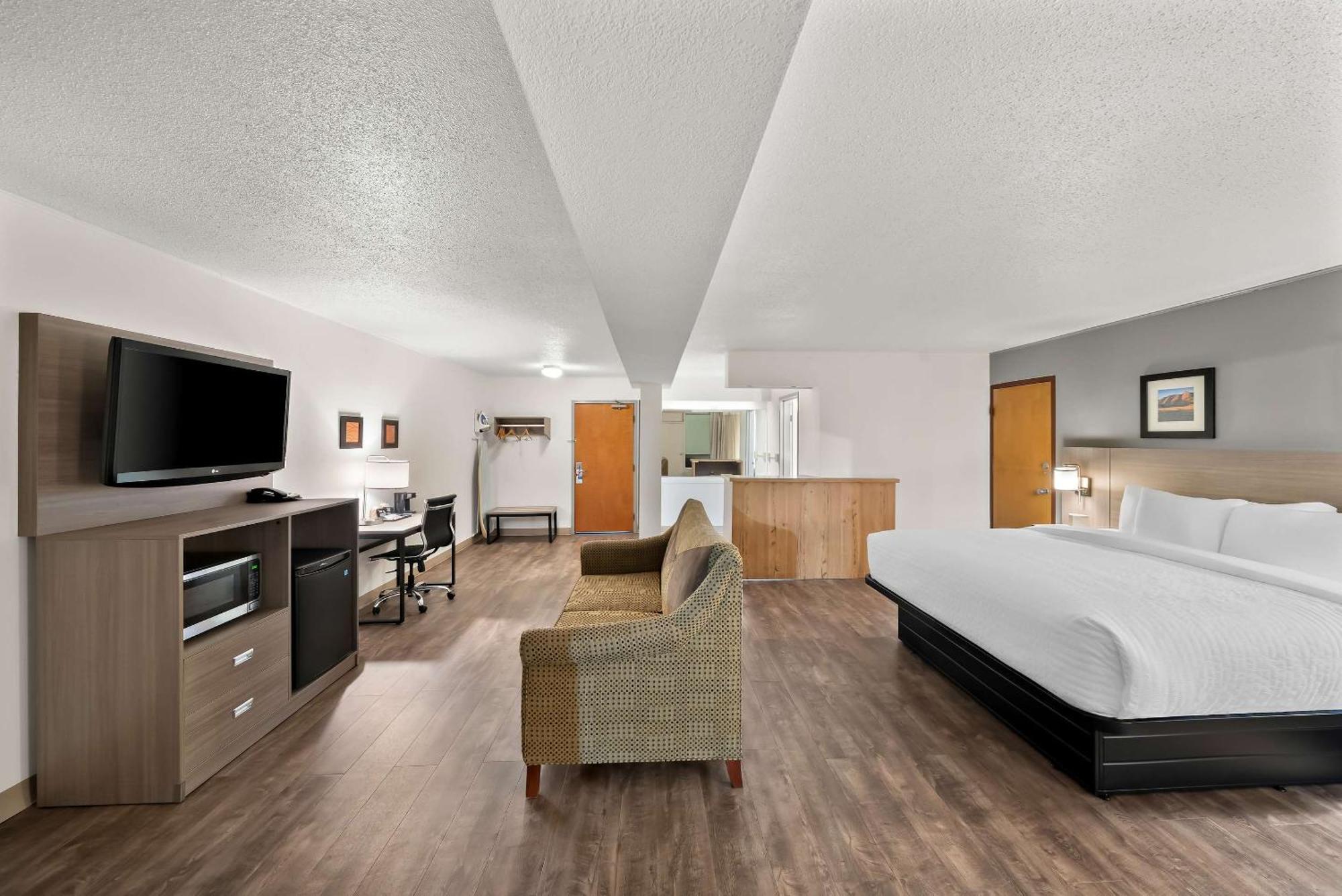 Clarion Inn & Suites And Convention Center 키어니 외부 사진